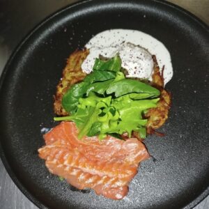 Картофельные драники с лососем, яйцом пашот и соусом "Белое вино"