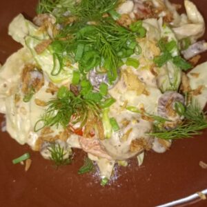 Салат Баварский (салат айсберг,кабаносики,св.огурец,соус горчица)